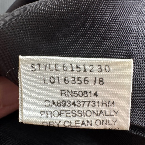 Black skirt by Bloomingdale’s & Tahari, size 6 - Picture 8 of 9